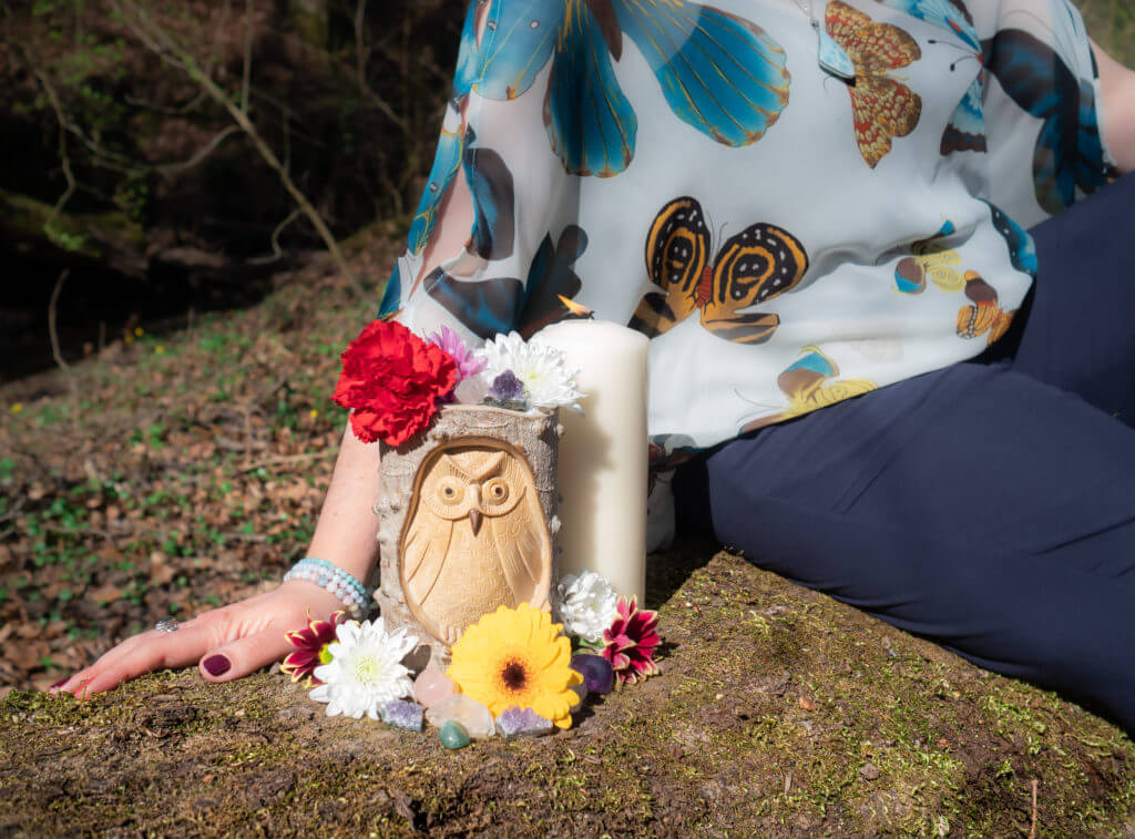 Autel symbolique de Sonia Soares avec une chouette, une bougie, et des fleurs